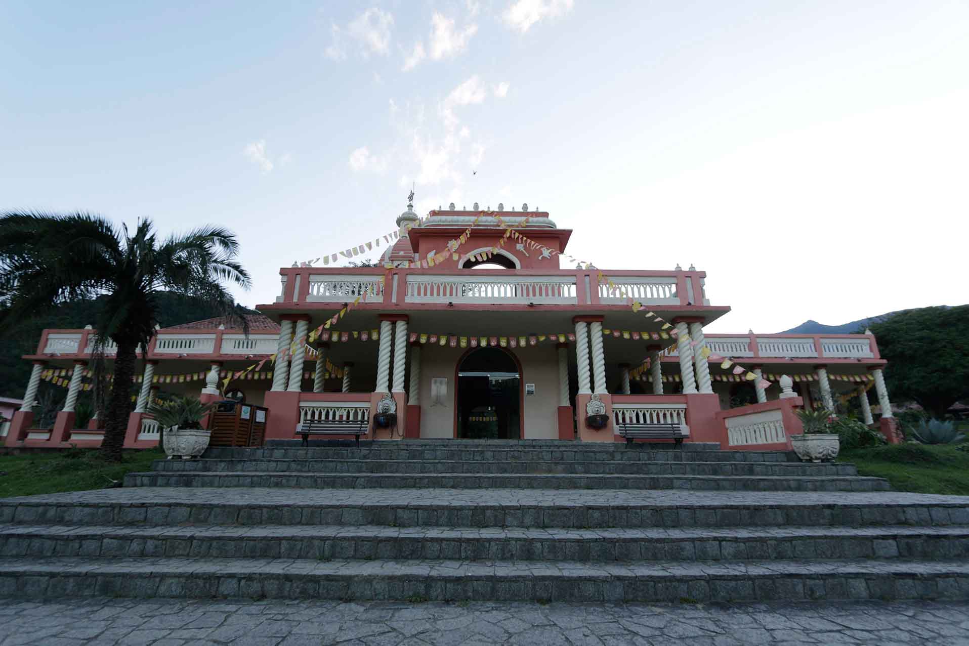 Fazenda Nova Gokula em Pindamonhangaba: comunidade Hare Krishna