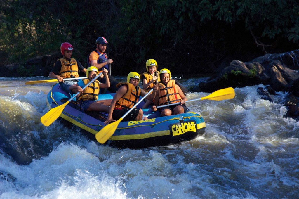 Rafting no Rio Atibaia promovido pelo Centro de Ação e Aventura do Hotel Fazenda Solar das Andorinhas