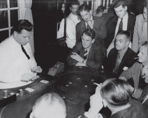 Croupier e jogadores no Cassino Monte Serrat