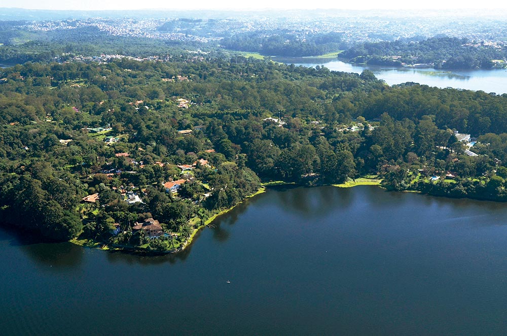 População de São Paulo abraça represa Guarapiranga em mobilização