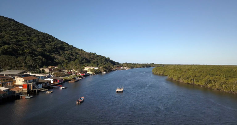 Vila do Ariri, uma fronteira disputada Vila do Ariri, uma fronteira disputada