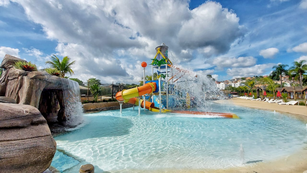 Parque aquático em Cotia (SP) conquista visitantes com atrações divertidas  e águas quentes