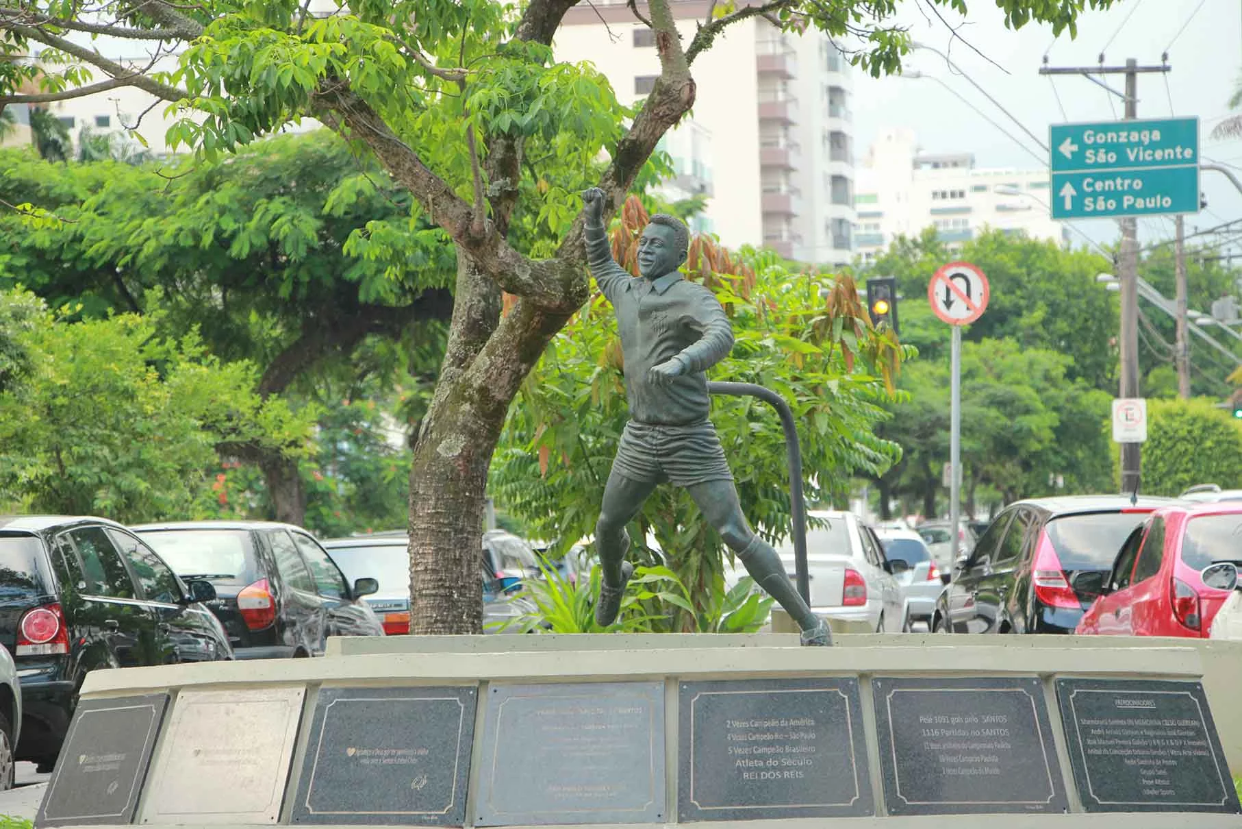 O soco no ar de Pelé, sua marca registrada de comemoração de gol. Esquina da Av. Epitácio Pessoa com a Av. Almirante Cóchrane