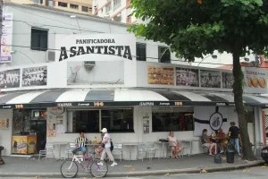 Aqui é um dos locais mais agitados de torcedores do Santos F.C.