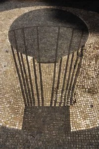 Mosaico do tipo romano do século II - tessela, encontrado ao redor do monumento de Bartolomeu de Gusmão na Praça Rui Barbosa. Uma verdadeira raridade e de suma importância histórica