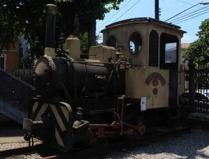 Locomotiva Lavoura, responsável pelo transporte de aterro para a expansão do Porto