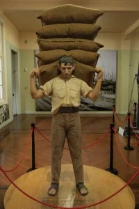 Jacinto - estivador de apelido Sansão suportava em seus ombros 300kg de café - imortalizado no Museu do Café