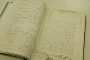 Livro de Ouro aberto no dia da instalação da Câmara Municipal em Dezembro de 1797