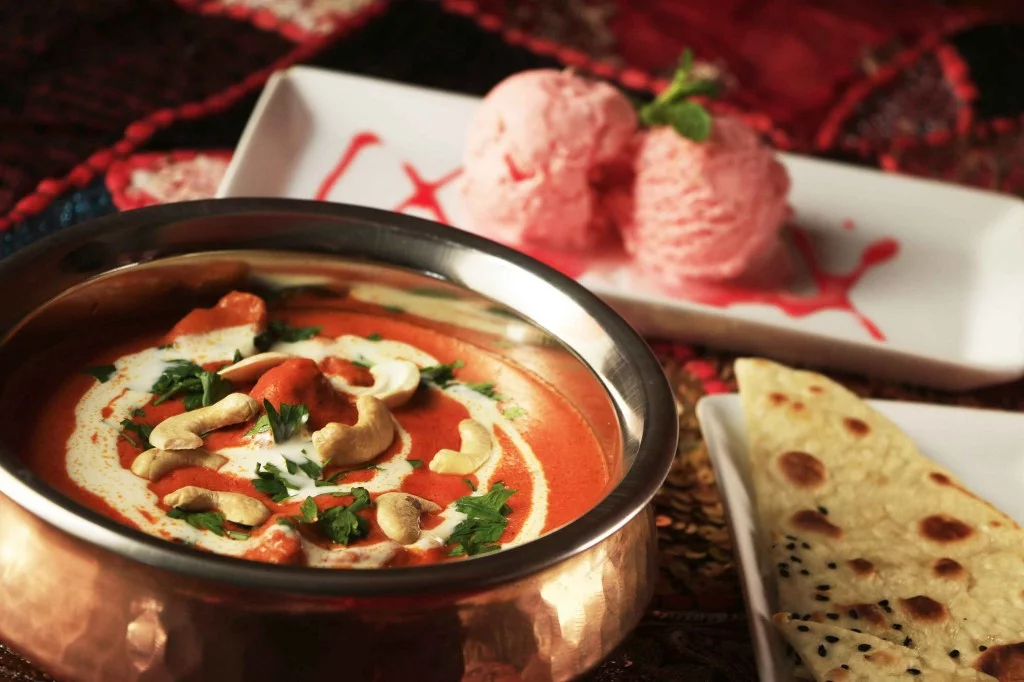 Maharaja: Butter Chicken – Frango Tandoori com molho de tomate, garam massala e manteiga. Sorvete Rosa – artesanal com essências de rosas e mix de frutas secas