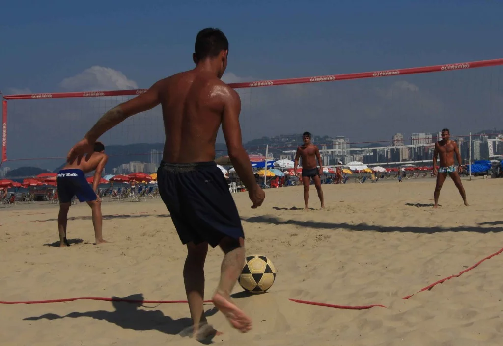 Jogos Dos Meninos Na Praia Com Areia Foto de Stock - Imagem de