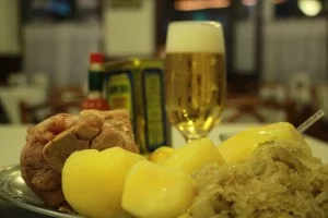Joelho de porco com batata e chucrute - Bar Heinz