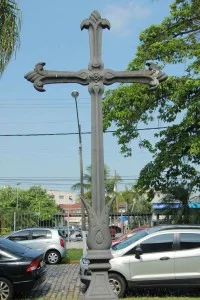 Esta Cruz, que data do séc. XVIII, estava colocada na torre da Capela de São Francisco no antigo Hospital da Santa Casa, à Av. São Francisco