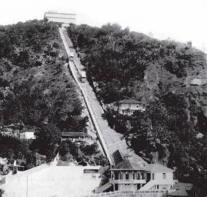 Bonde funicular subindo para o Cassino Monte Serrat