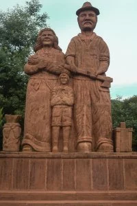 esculturas e monumentos-Monumento Família de Imigrantes