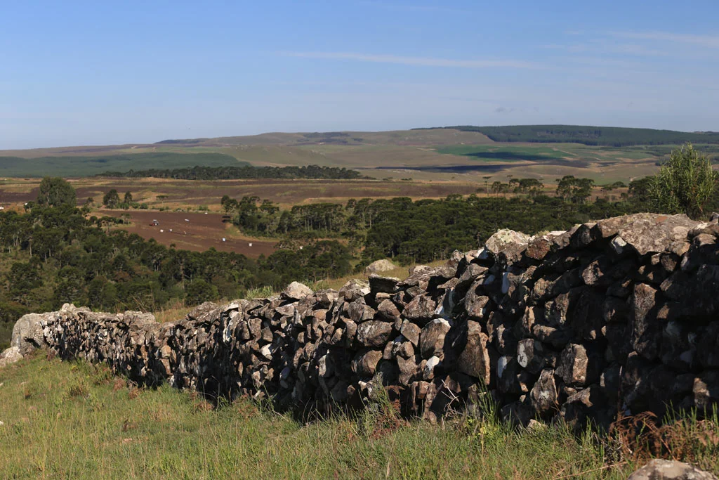 Ajuda muro em pedra