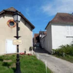 France-Chateau-de-Courson-Vilarejo-em-frente-ao-castelo-X