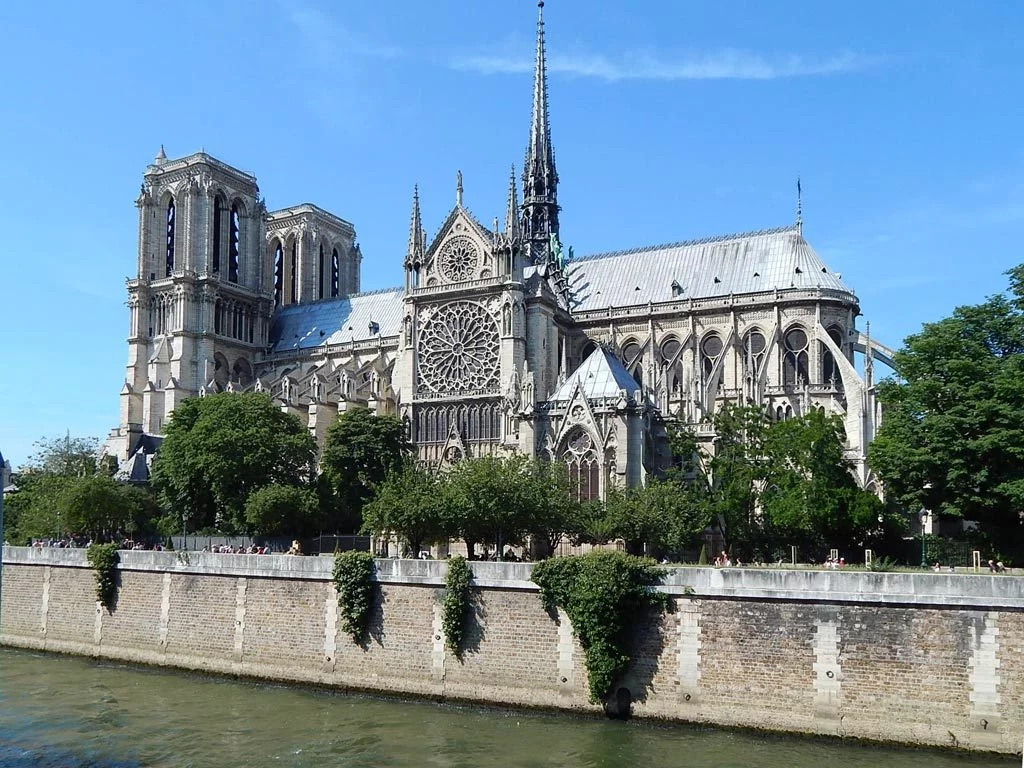 Vídeo de buceta lisinha Foi coroado na notre dame de paris