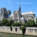 Catedral-Notre-Dame-de-Paris-Franca-Vista-Lateral-Rio-Sena-web