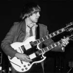 FOTO-5-COM-SUA-GUITARRA-DE-DOIS-BRAÇOS-1