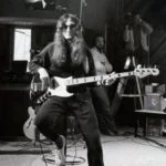 FOTO-7-GEDDY-LEE-GRAVANDO-SUAS-LINHAS-DE-BAIXO-1