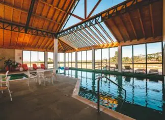 Entre taipas e pôr do sol: hospedagem de alto padrão na Coxilha Rica
