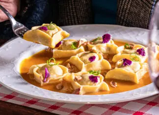 A aposta que transformou uma praça de Serra Negra em endereço gastronômico